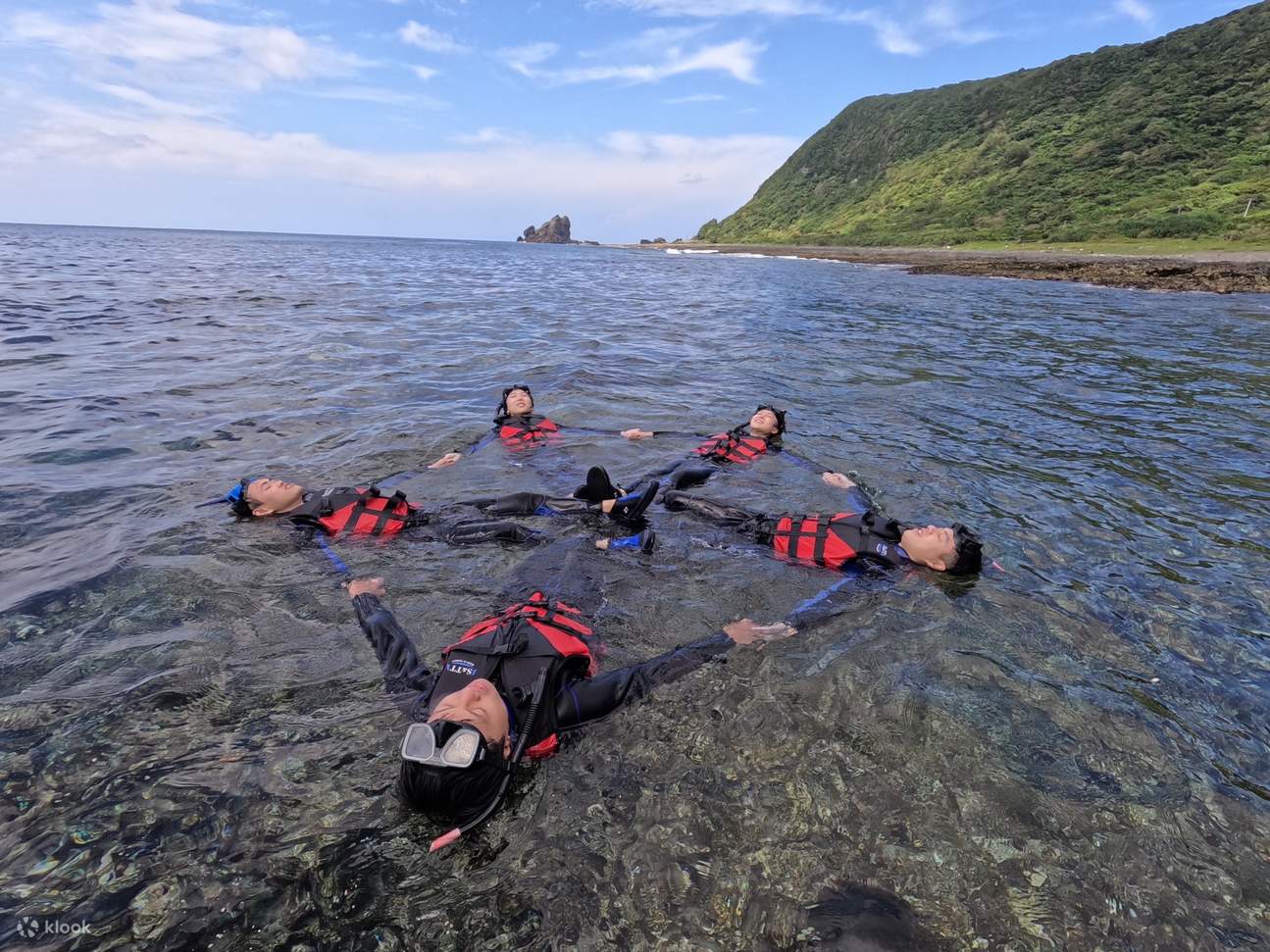 Penyelam snorkel berpegangan tangan dan bergambar