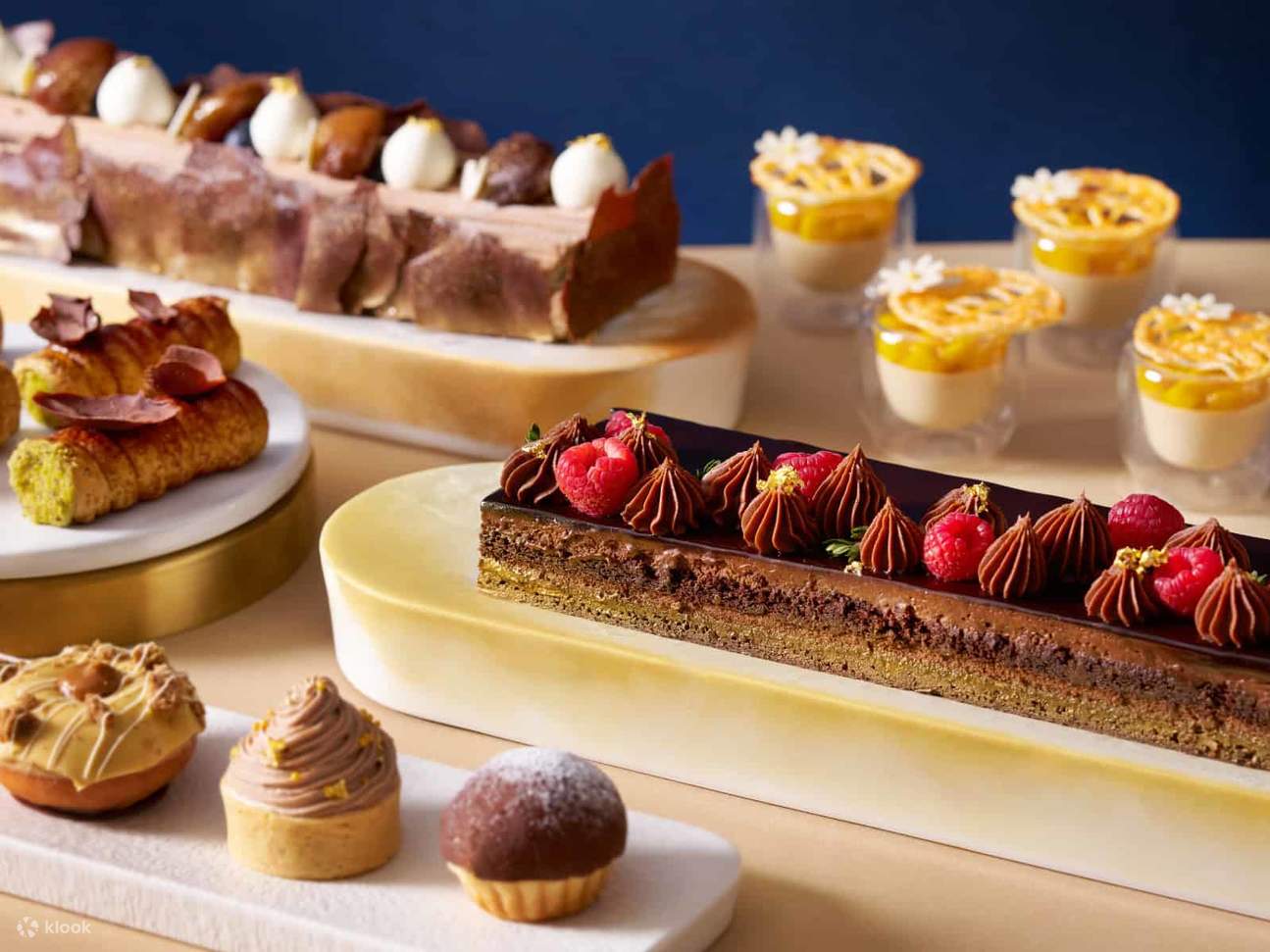 Gran buffet del tè pomeridiano al cioccolato e castagne