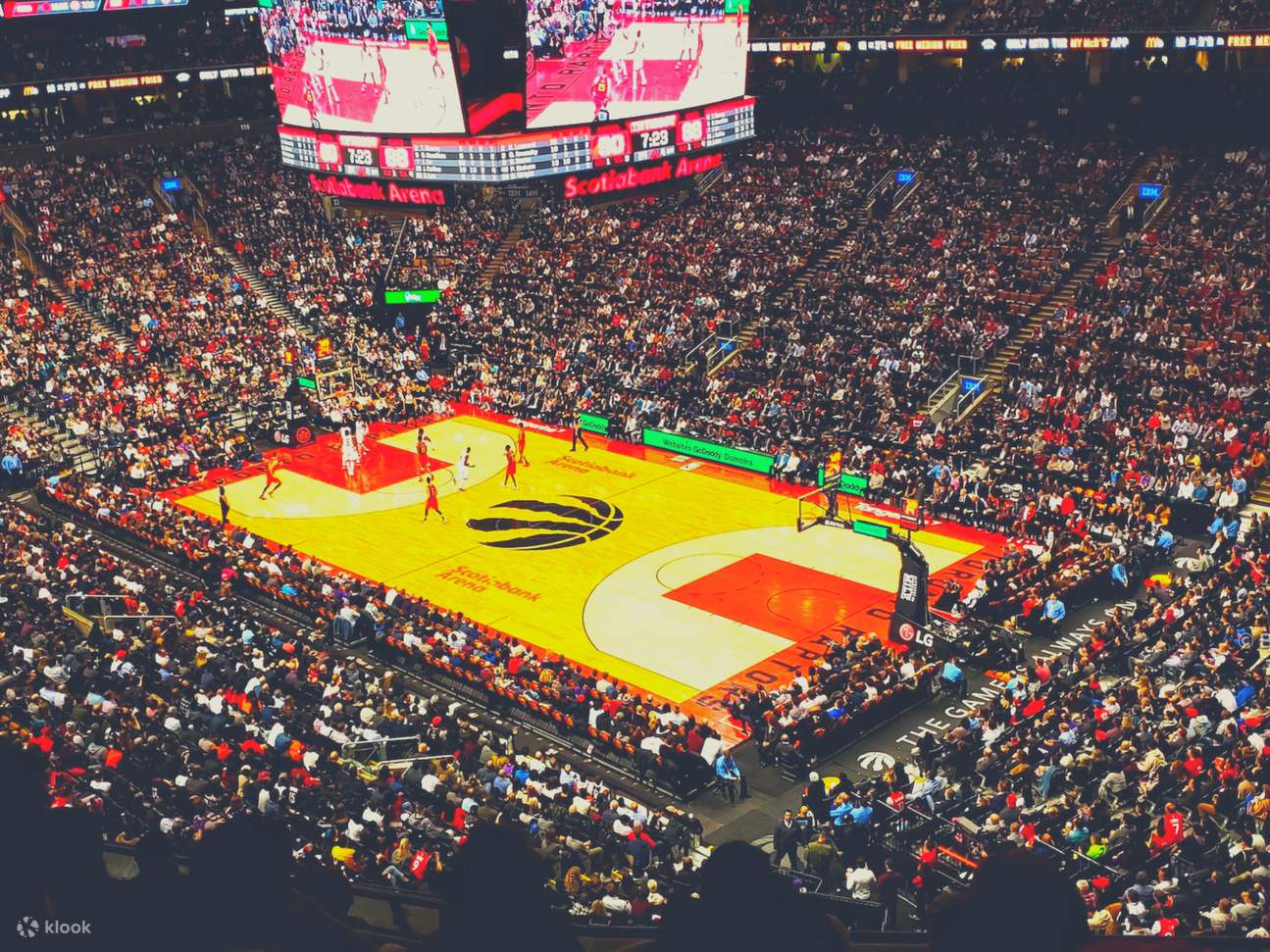 Pertandingan Bola Basket Toronto Raptors di Scotiabank Arena