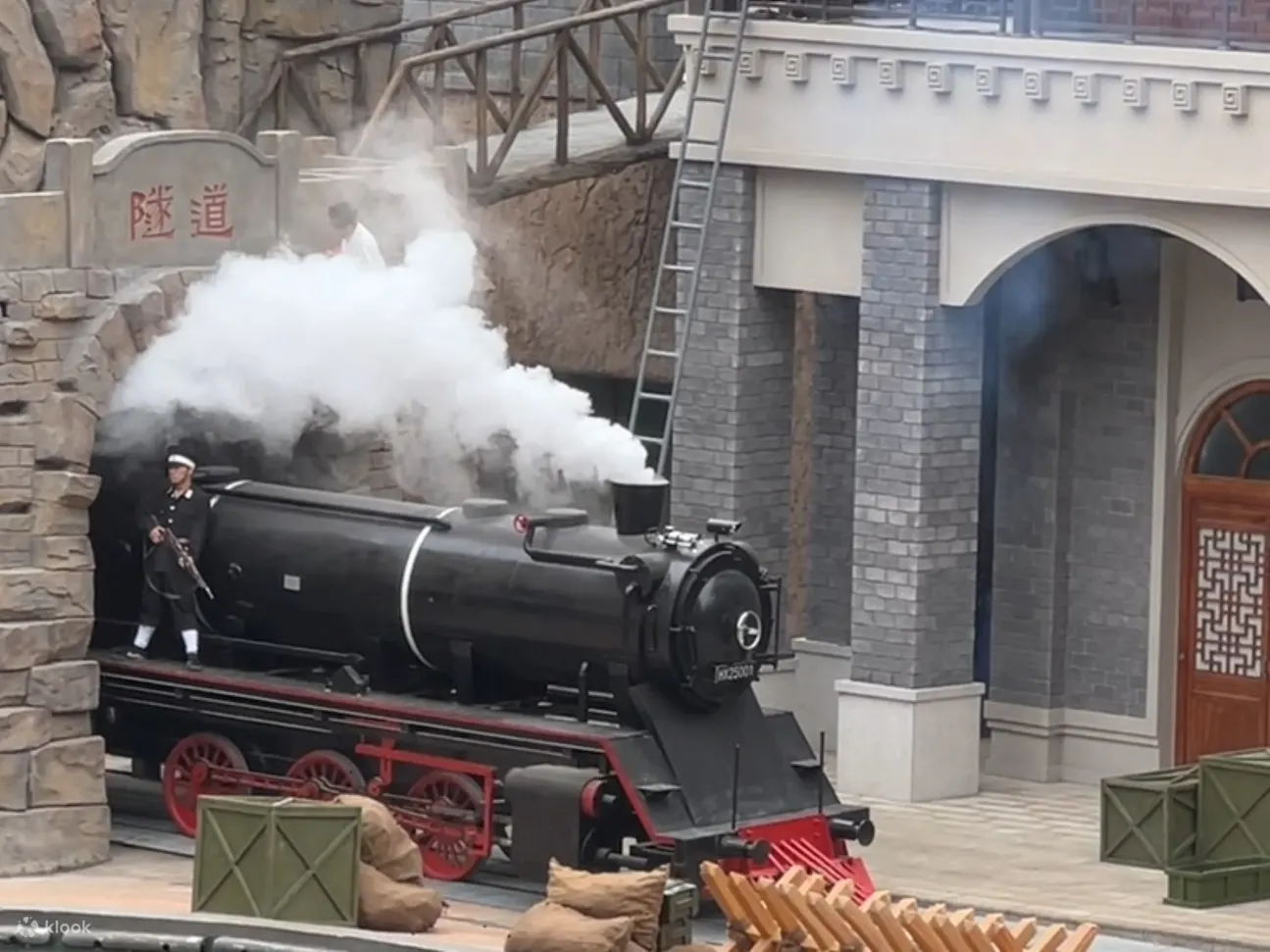 这场以小人物体现大情怀的演出，体现了抗战时期人人奋起反抗的革命精神，结尾当山寨众人参军工农红军纪念碑升起的时候，现场情绪达到高潮
