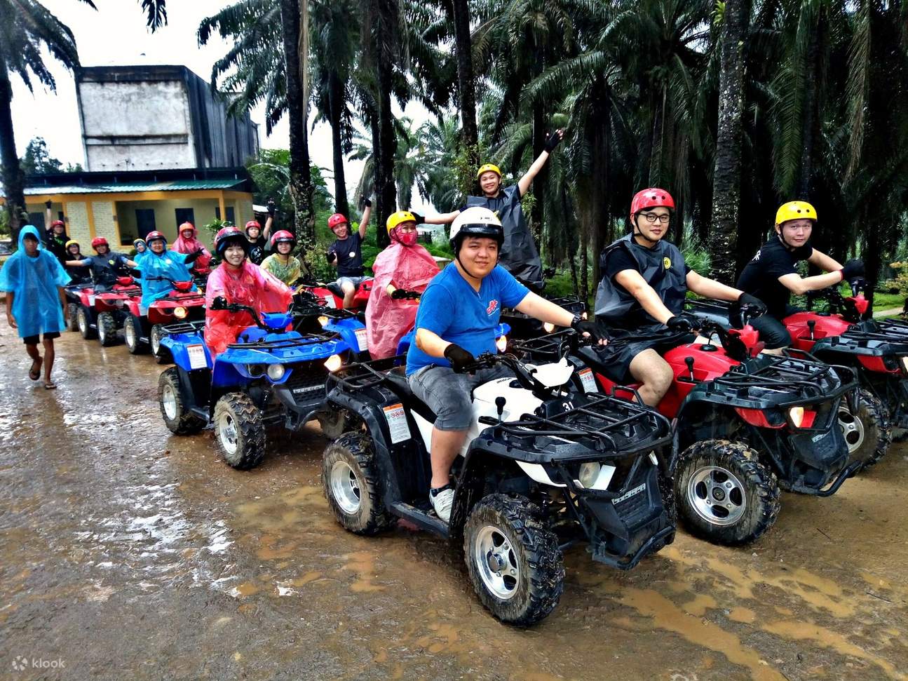 Sekelompok orang dengan ATV bersiap untuk berkendara