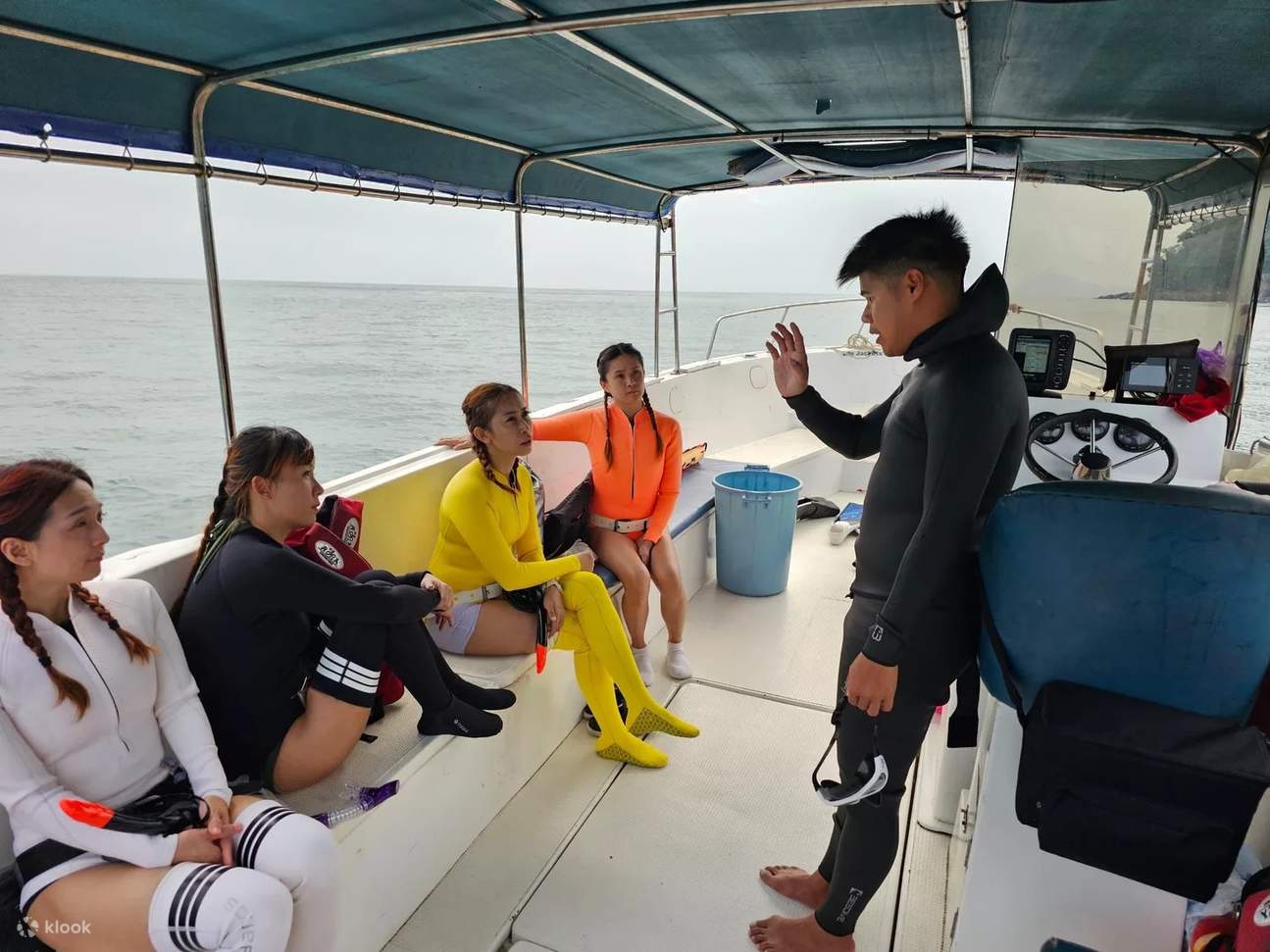 Focused and engaged—students listen attentively as our expert instructor delivers a pre-dive briefing, setting the stage for a successful session.