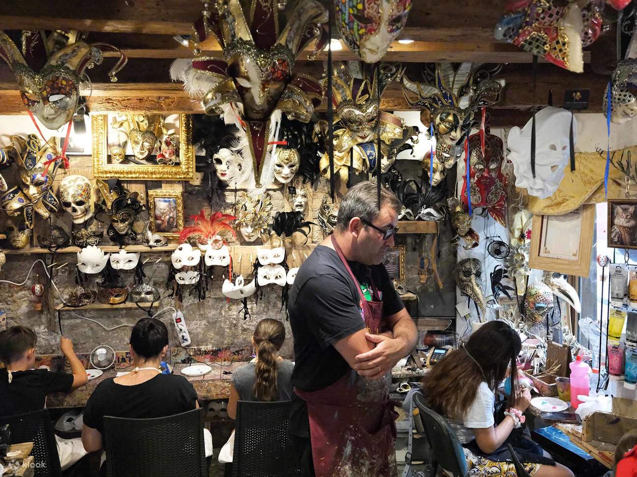 Laboratorio di creazione maschere di carnevale a Venezia
