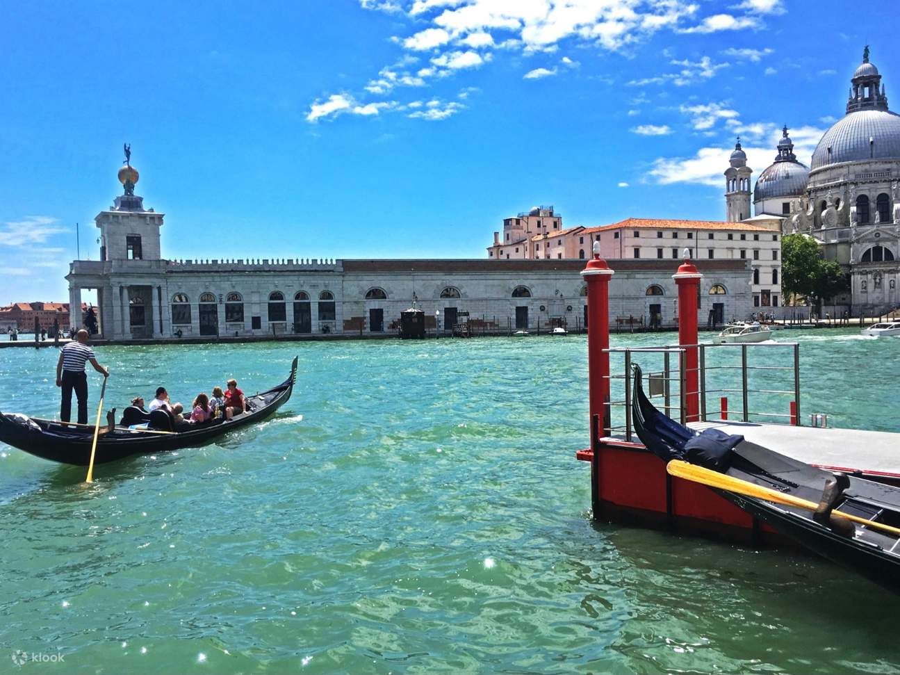 Grand Canal Gondola Ride with Commentary, Music, and Singers in Venice