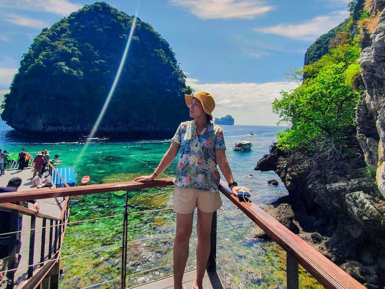 Đến bến tàu nổi ở Vịnh Loh Samah