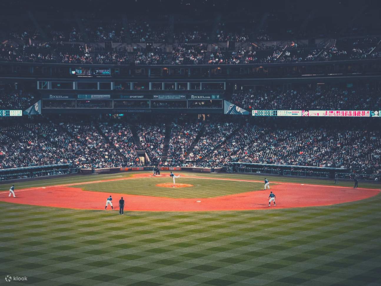 Goditi viste mozzafiato sulle Montagne Rocciose dall'iconica sezione esterna 