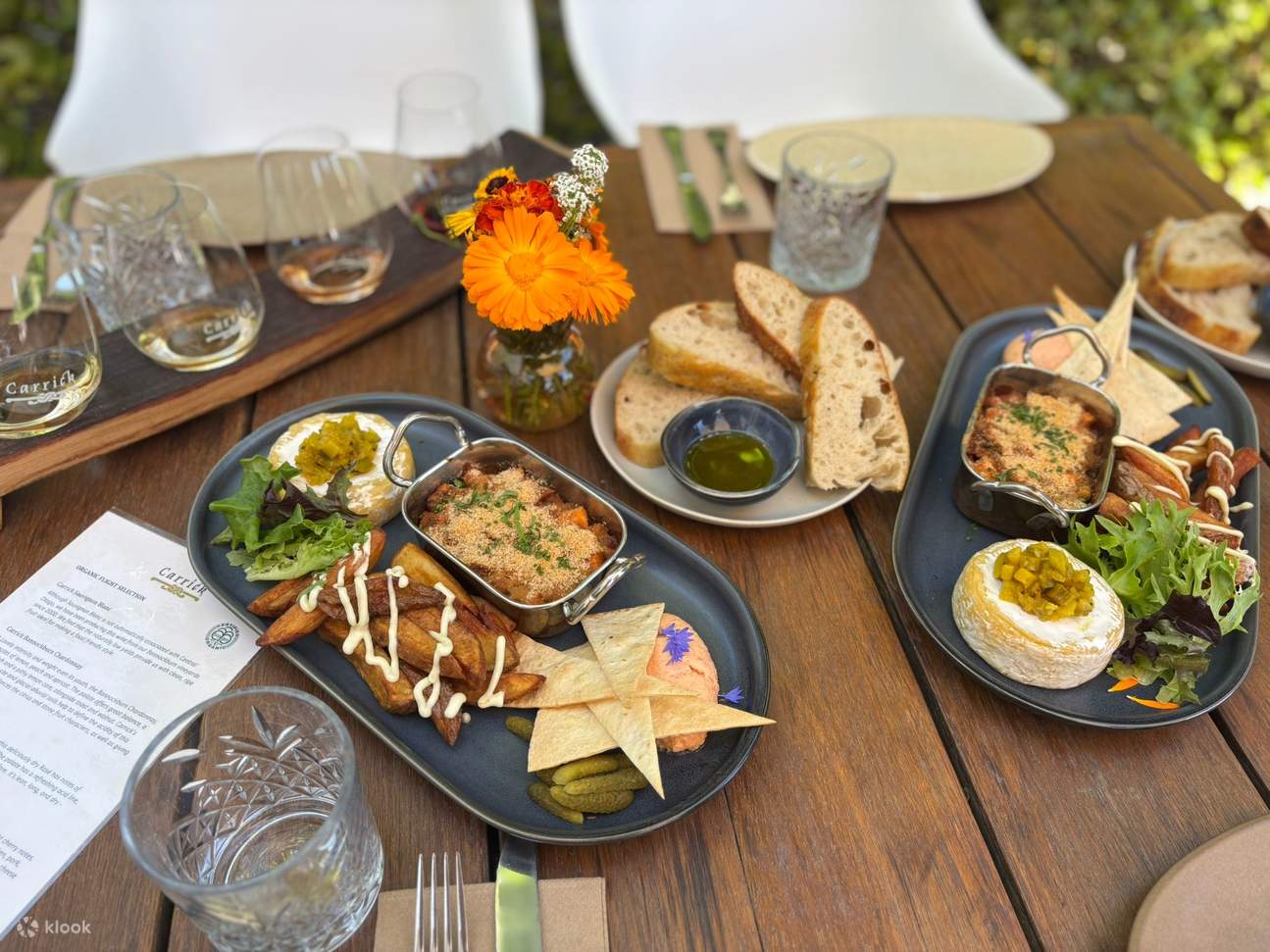 Насладитесь общим обедом в стиле изысканного плато в Carrick Winery and Restaurant (или подобном).