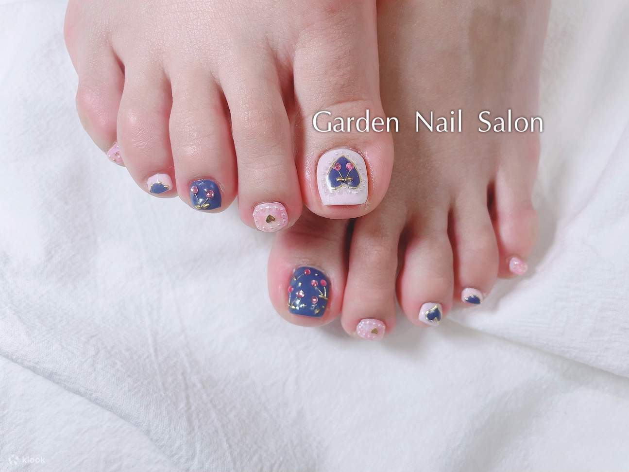 快適なリクライニングチェアでフットネイルを行い、お客様にリラックスした雰囲気の中でケアのひとときをお楽しみいただけます。