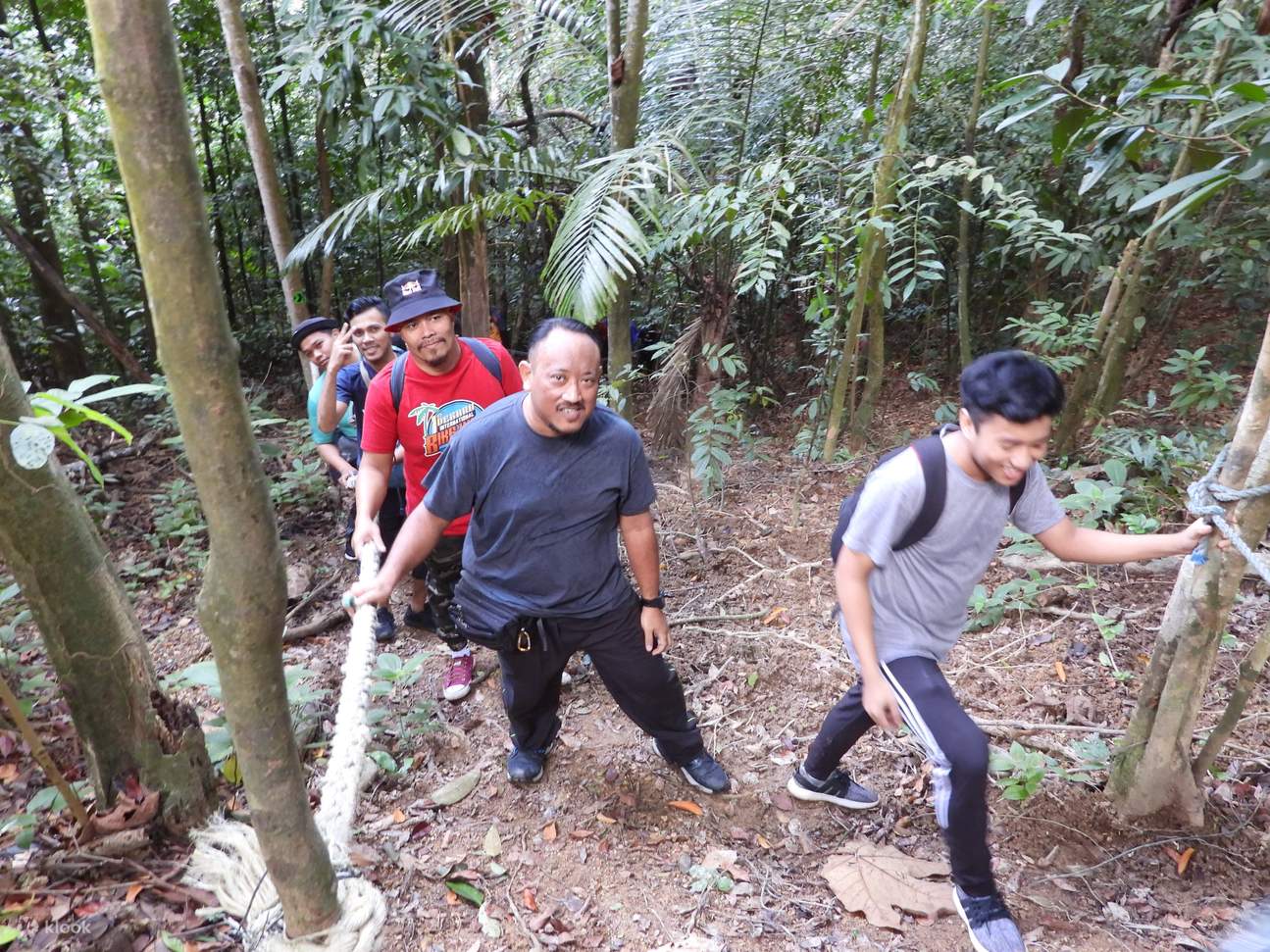 mendaki gunung bersama dalam grup di Desaru