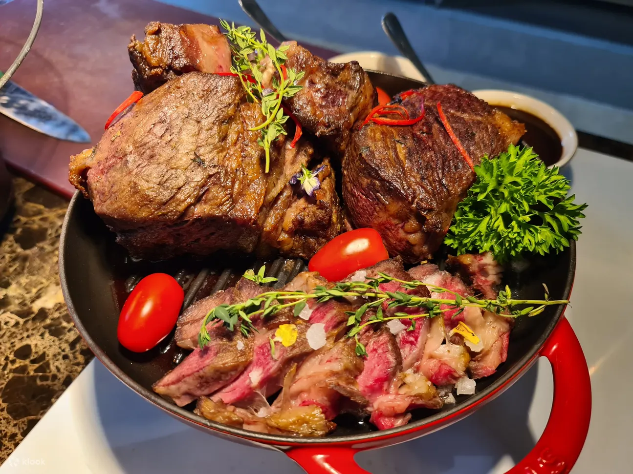 自助餐的肉类柜台