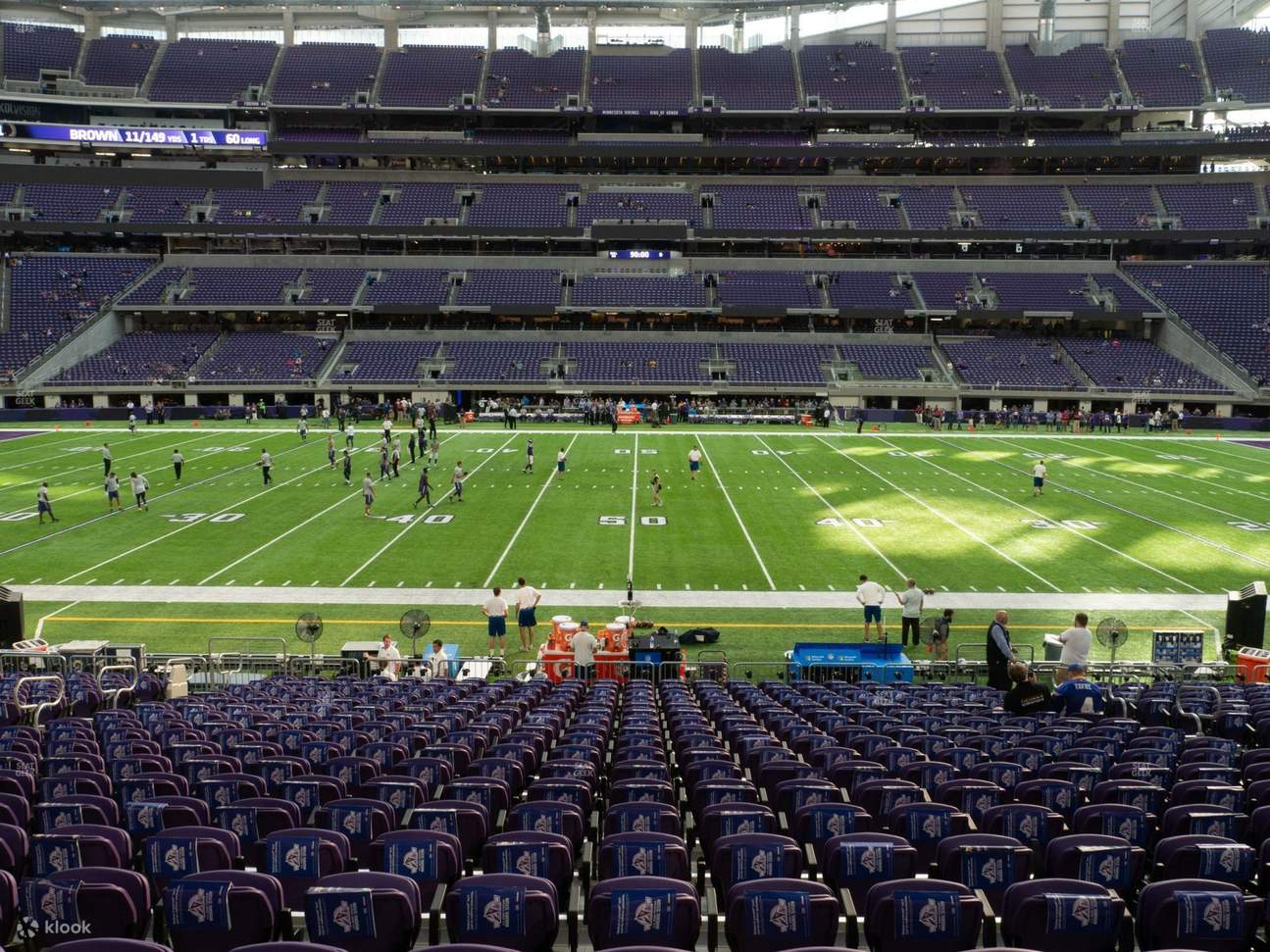 Les places en section latérale permettent aux fans d'être au plus près de l'action et de la tension du jeu.