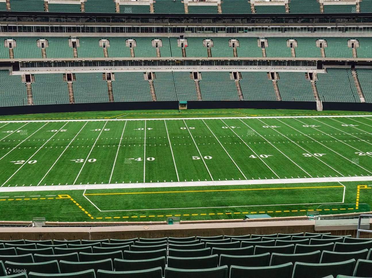 클럽 레벨 좌석에서 탁 트인 멋진 전망을 감상하며 더욱 특별한 경기 관람을 즐겨보세요.