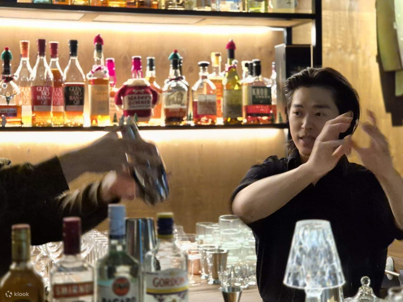 Vous découvrirez les six principaux spiritueux qui constituent la base des cocktails (Gin, Rhum, Vodka, Tequila, Whisky, Brandy) et vous les goûterez vous-même.