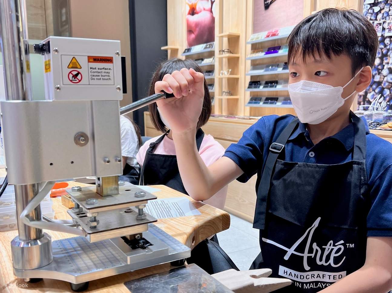 một cậu bé làm kính