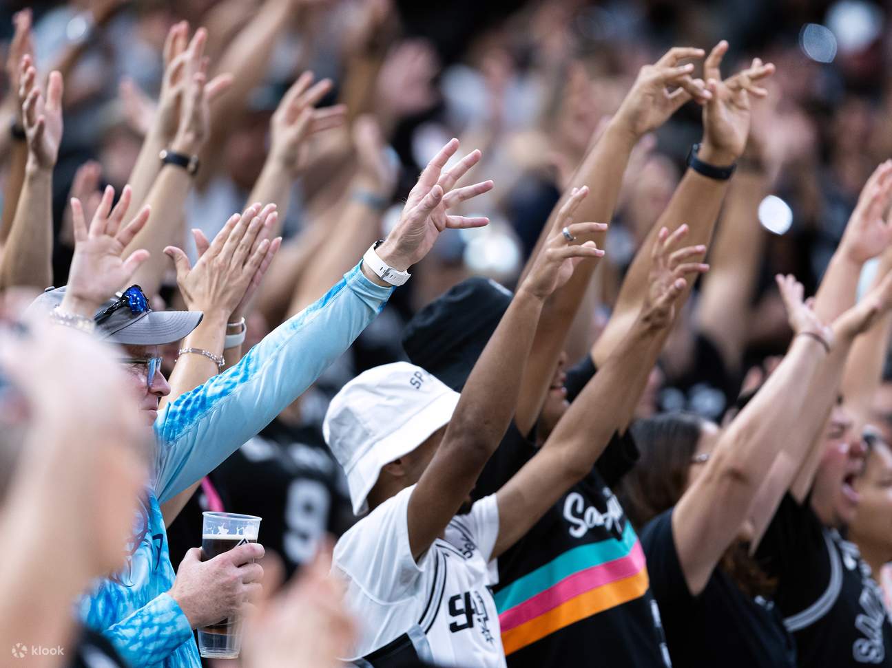 Sumérjase en un ambiente de alta energía perfecto para los amantes de los deportes que visitan San Antonio.