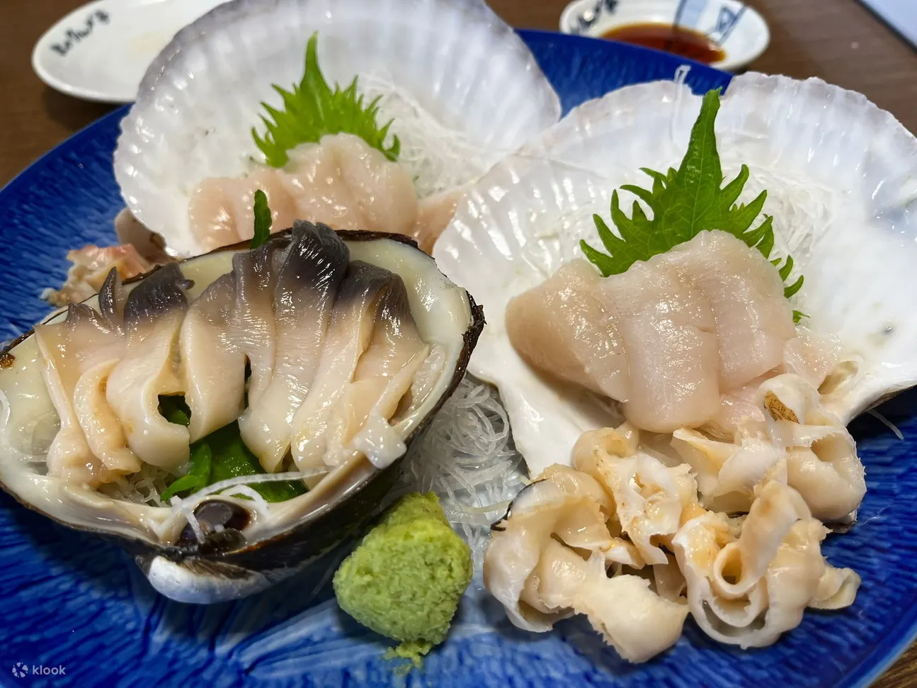 大叹新鲜海产如鳕场蟹、拖罗海胆帆立贝等美味刺身，及海鲜丼等