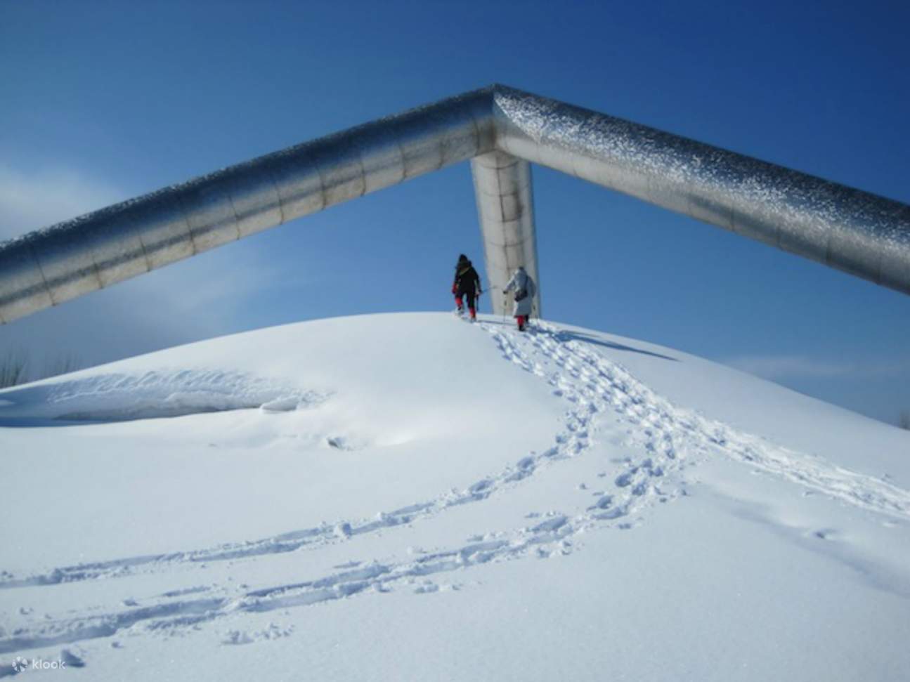 dua orang menaiki salji mendaki gunung