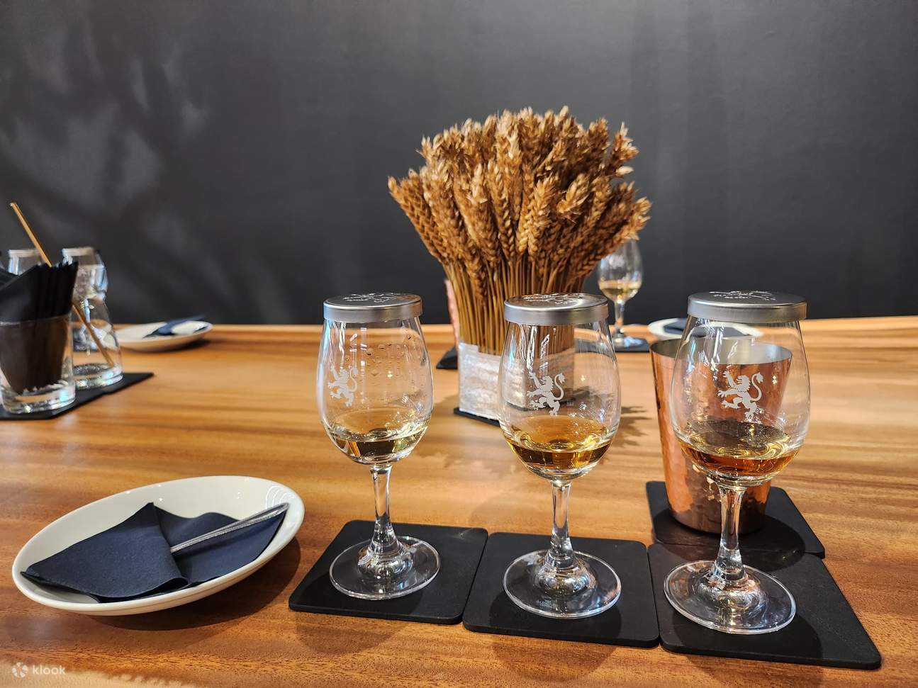 Mit Whisky gefüllte Gläser