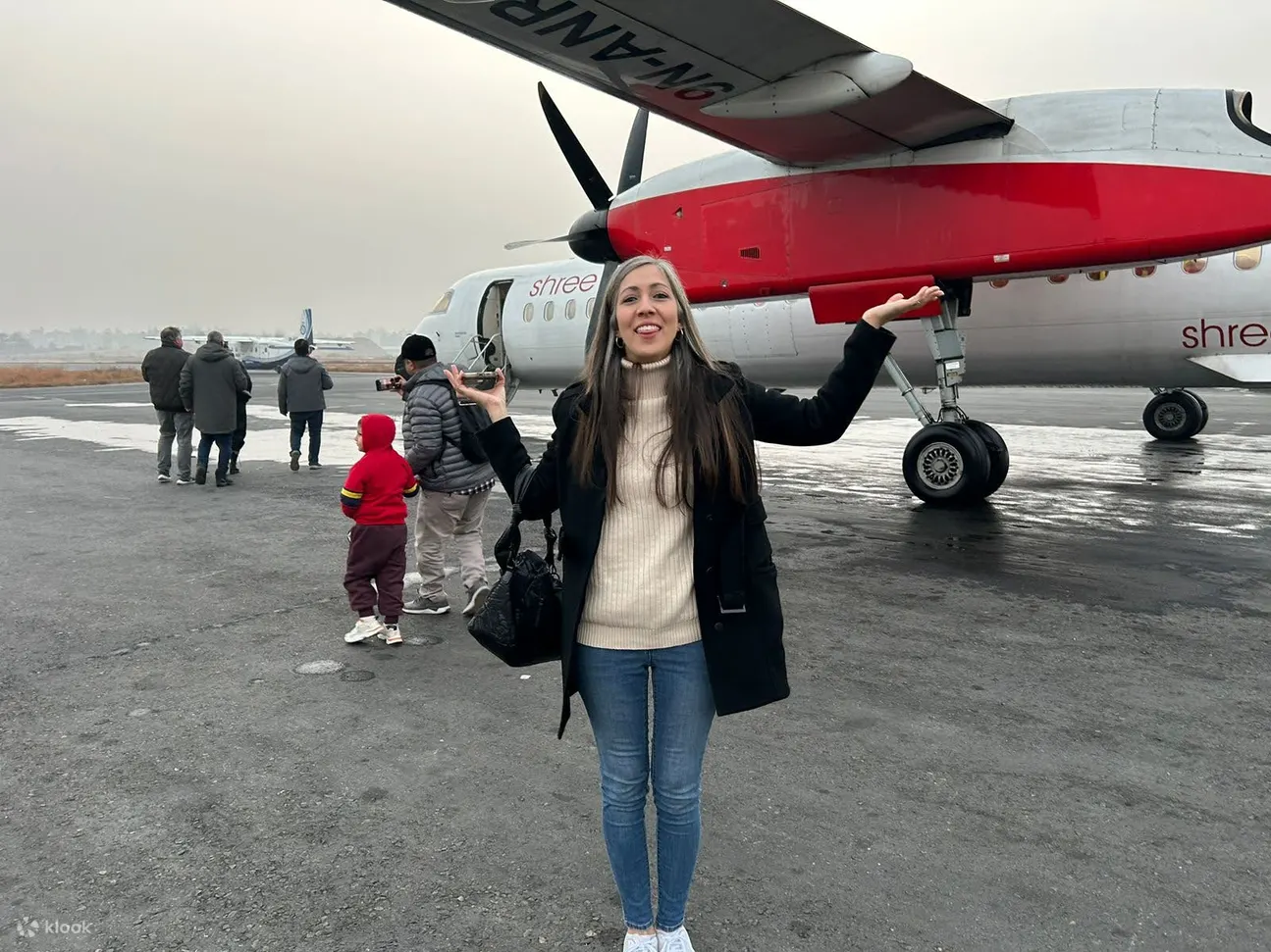 飞行后快乐的旅行者
