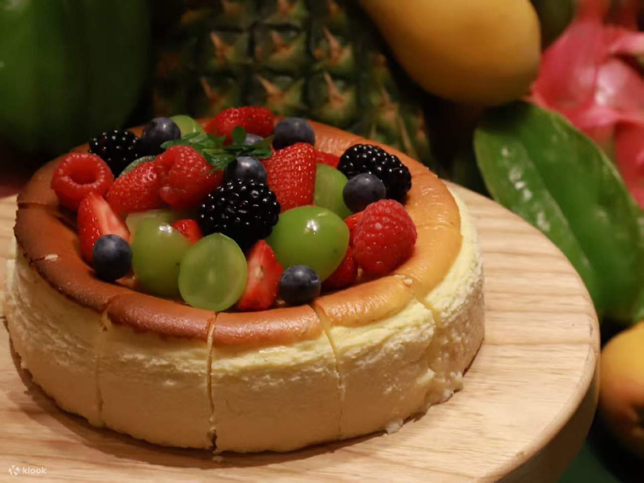 Kemanisan buah-buahan yang bergabung dengan keju, setiap gigitan adalah kebahagiaan rasa.