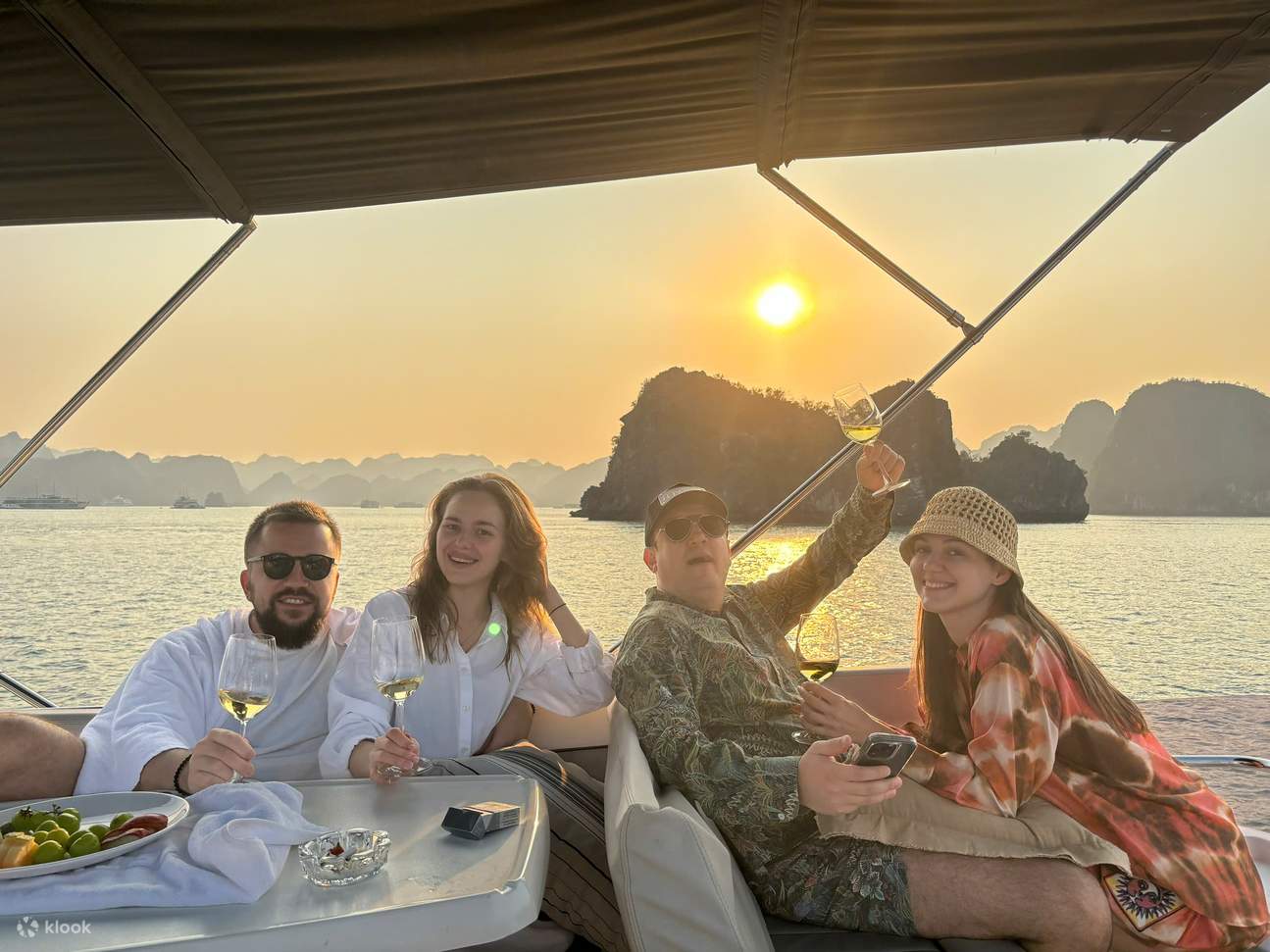 下龙湾豪华私人游艇用餐体验