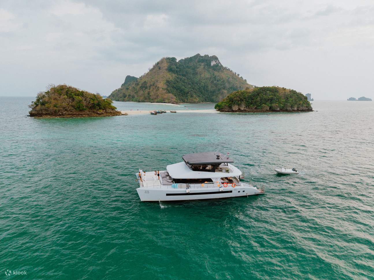 Relax on board a comfortable yacht with free WiFi