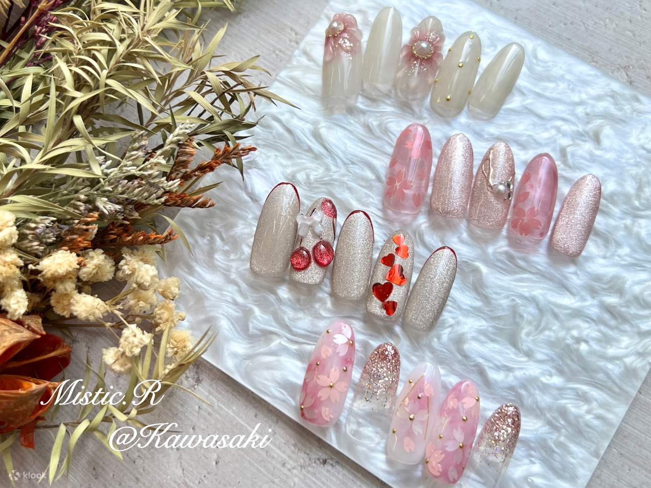 Ofrece manicuras en gel, pedicuras y diseños de uñas esculpidas.