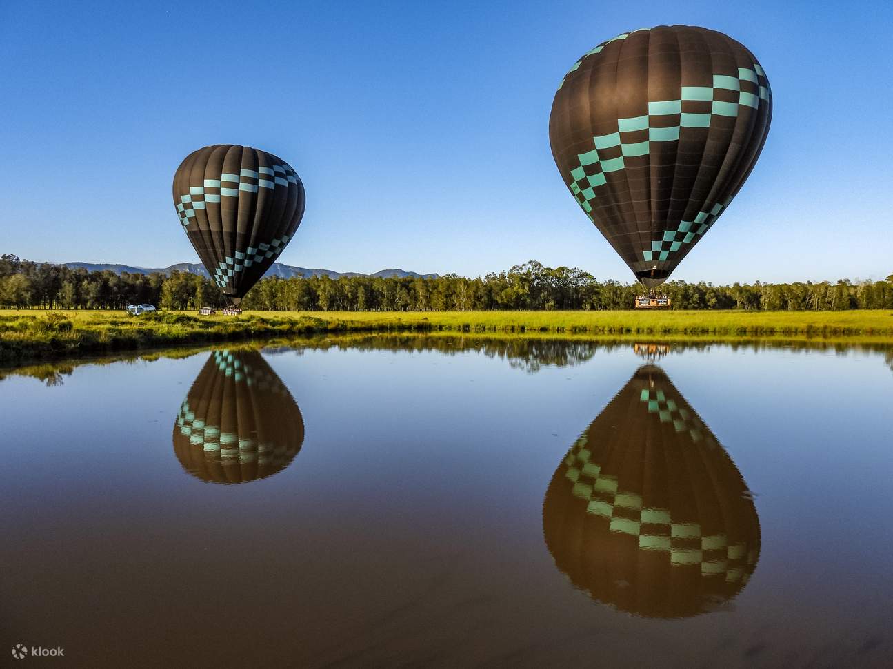Vol en montgolfière au-dessus du lac