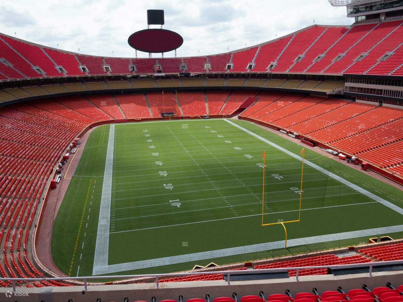 從高處的短邊上層座位，將整個球場的壯麗景色盡收眼底