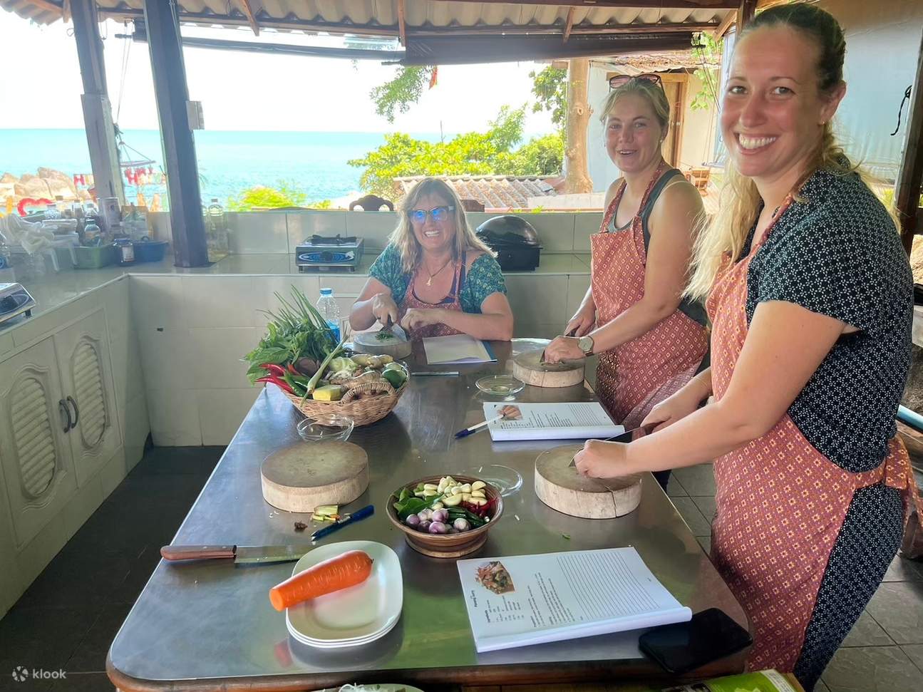Disfrute de una clase de cocina divertida e interactiva, perfecta para familias, amigos y viajeros individuales en Koh Samui.