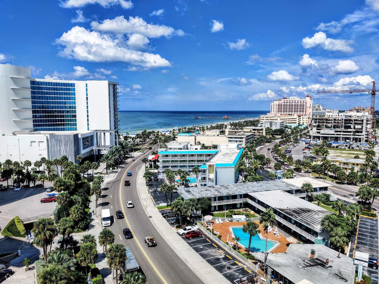 Вид на людей, играющих на пляже