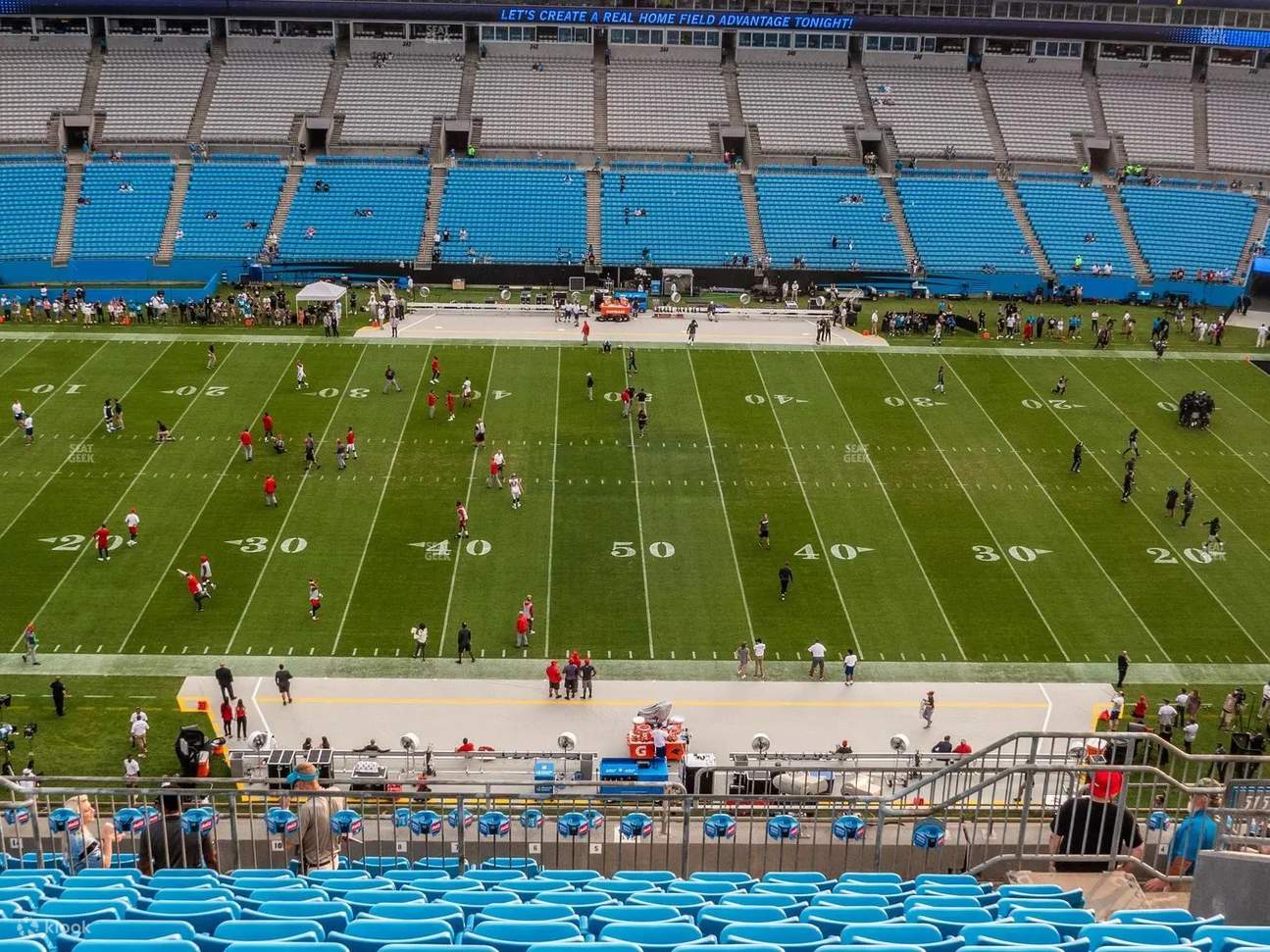 가성비 좋은 롱 사이드 어퍼 좌석에서 탁 트인 경기장 뷰를 감상하세요.