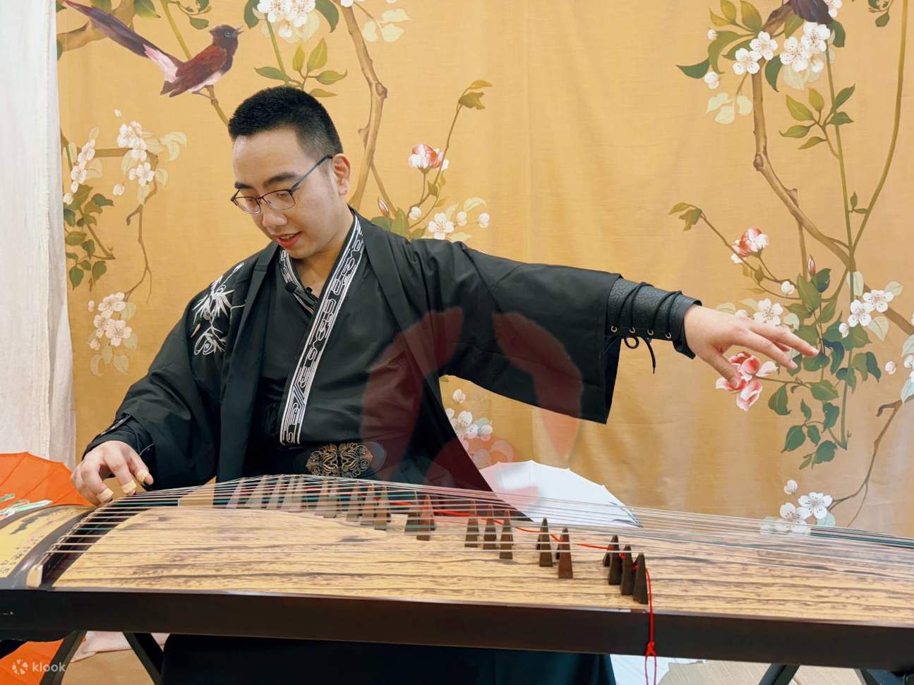 Taipei Playing Guzheng in Hanfu at Zheng Klook