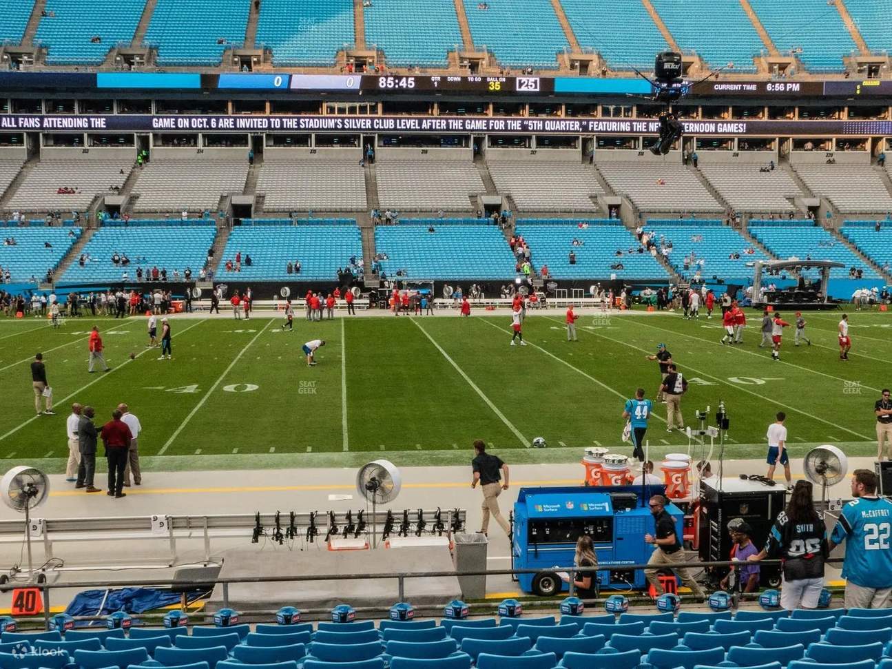 생생한 현장 분위기를 만끽할 수 있는 사이드라인 좌석에서 역동적인 경기장 뷰와 뜨거운 열기를 느껴보세요.