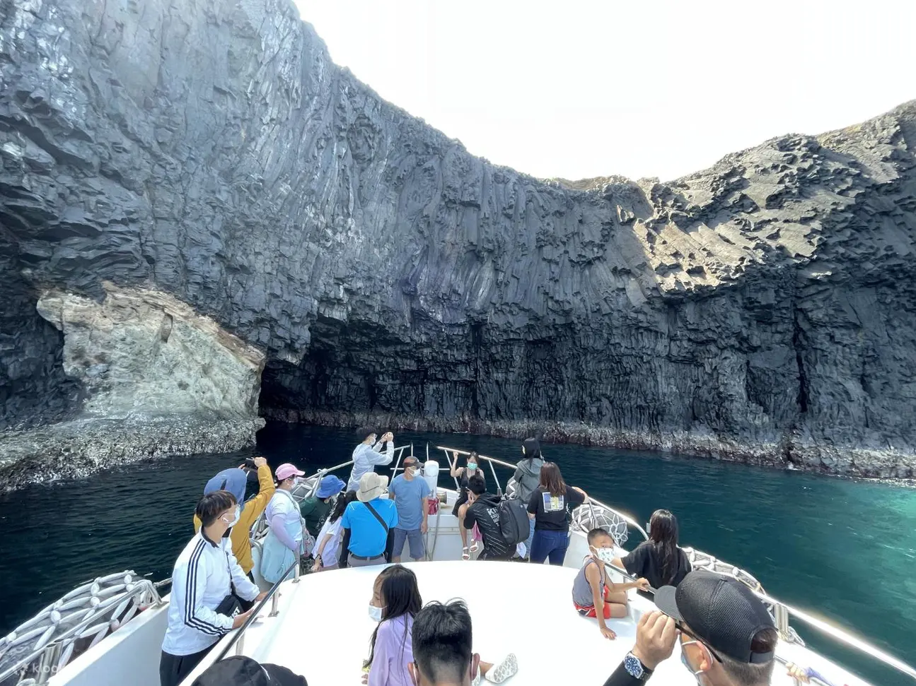 南方四岛独家行程龙虾洞(特殊黑色碱性玄武岩海蚀洞)