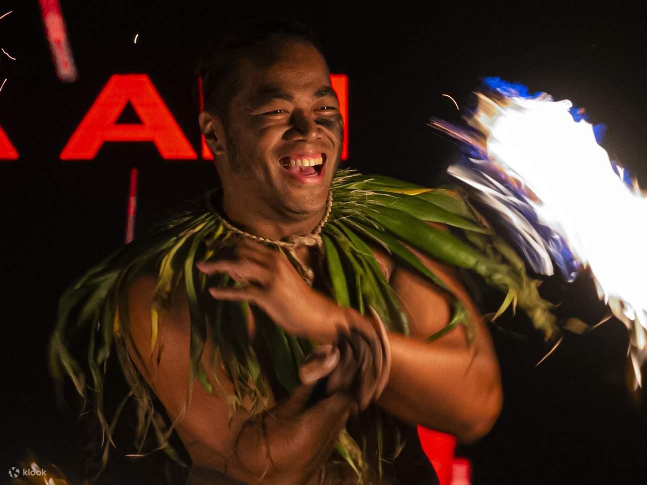 驚歎於激動人心的薩摩亞火刀表演，展示令人印象深刻的技巧