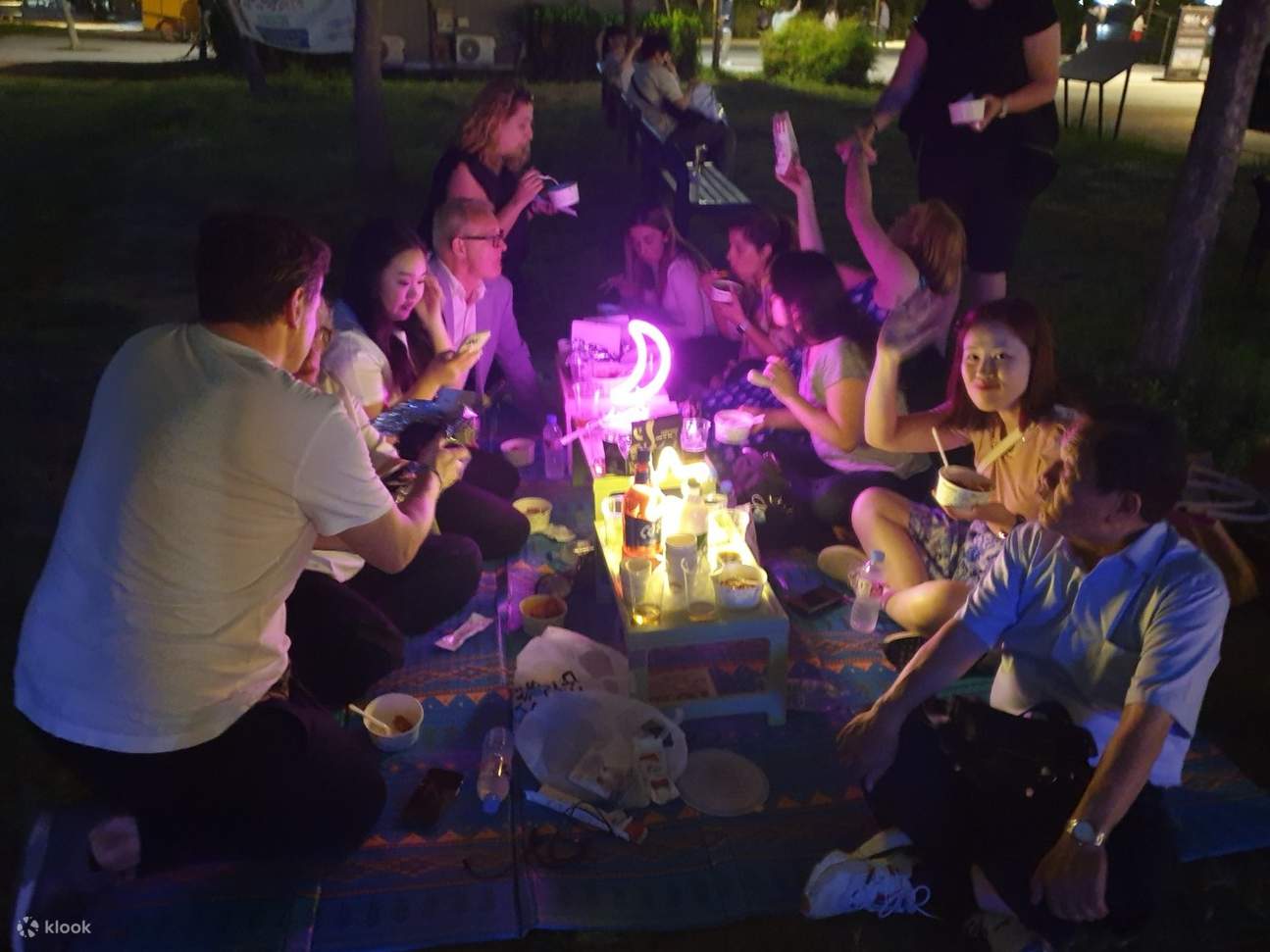 Nachttour auf dem Han-Fluss auf Seoul mit Hühnchen- und Makgeolli ...