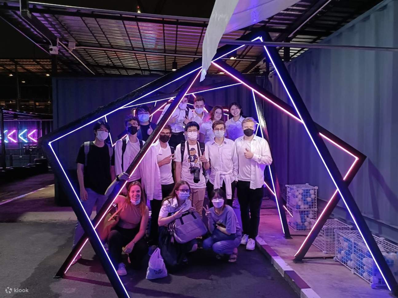 Freundesgruppe auf der Gokart-Bahn