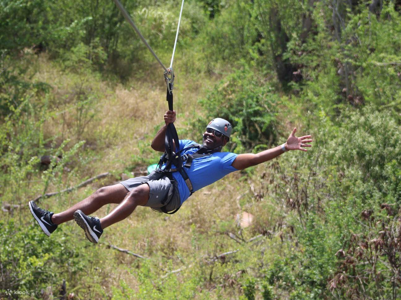 Experimente vistas aéreas panorámicas de la jungla hawaiana mientras practica tirolesa