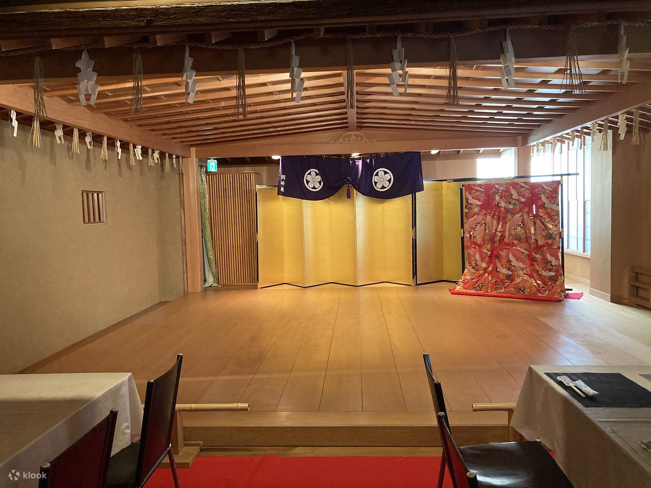 Danza de Maiko en el escenario Noh — Música de Shamisen en vivo por Jikata (sesión de fotos de 2 personas, juegos de ozashiki, cena y bebida sin alcohol incluida)