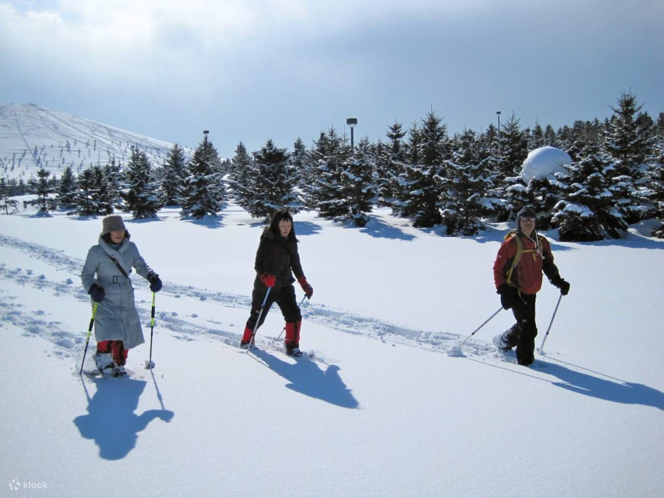 tiga wanita bersepatu salju