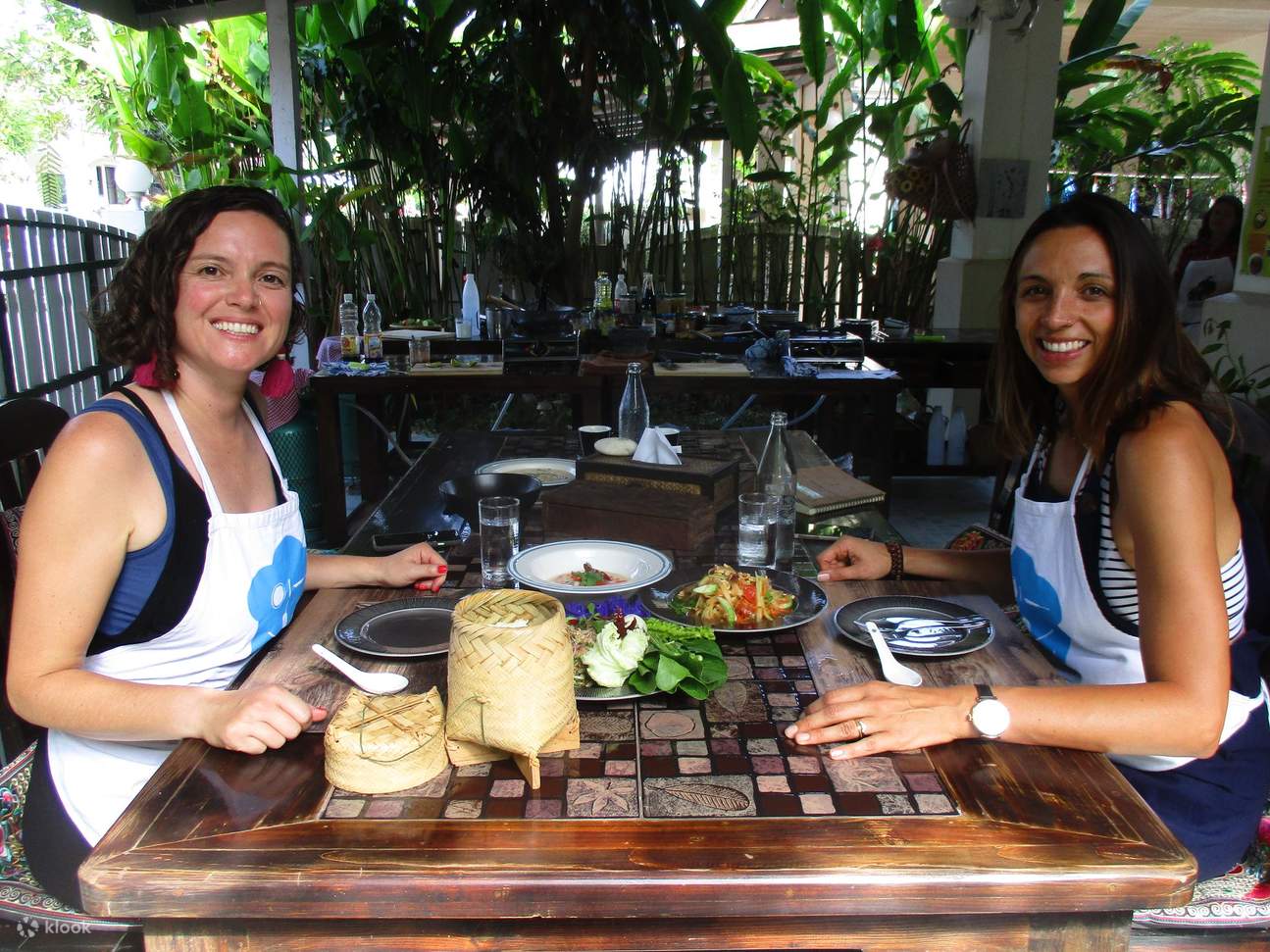 Teilen Sie eine Mahlzeit mit Ihrer Gruppe und probieren Sie die Gerichte der anderen.