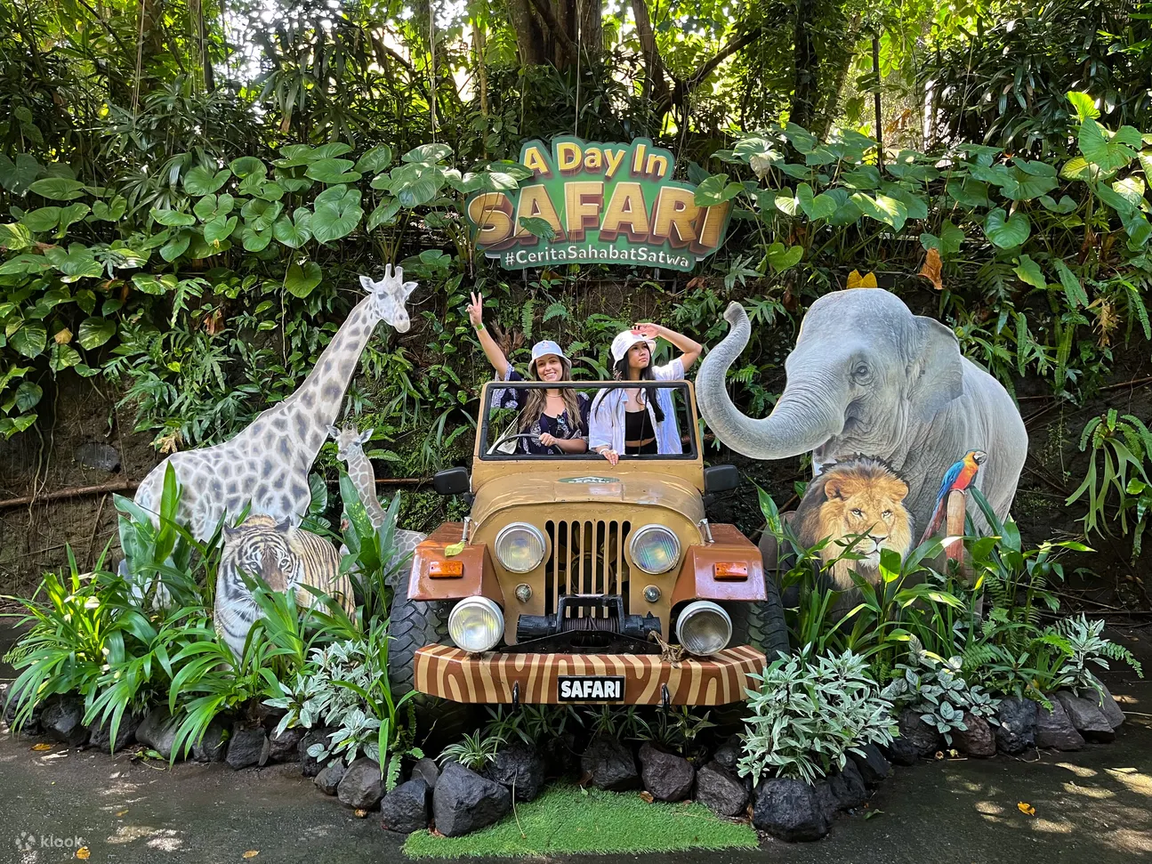 顾客在巴厘岛野生动物园 (Bali Safari Marine Park) 的照相亭拍照