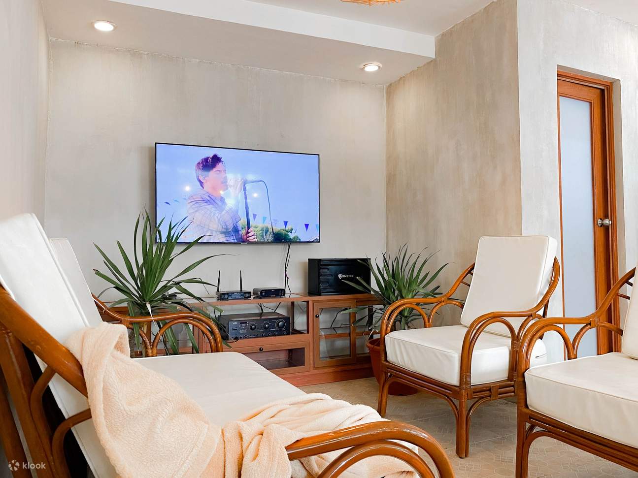 ruang tamu yang selesa dengan TV dan sofa yang nyaman