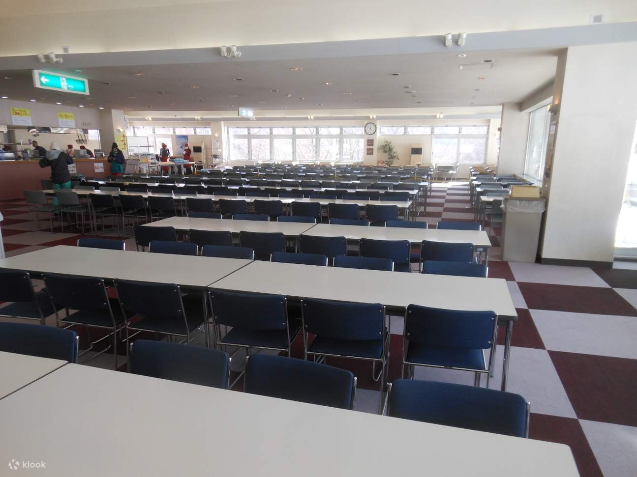 Tische in der Kantine des Resorts