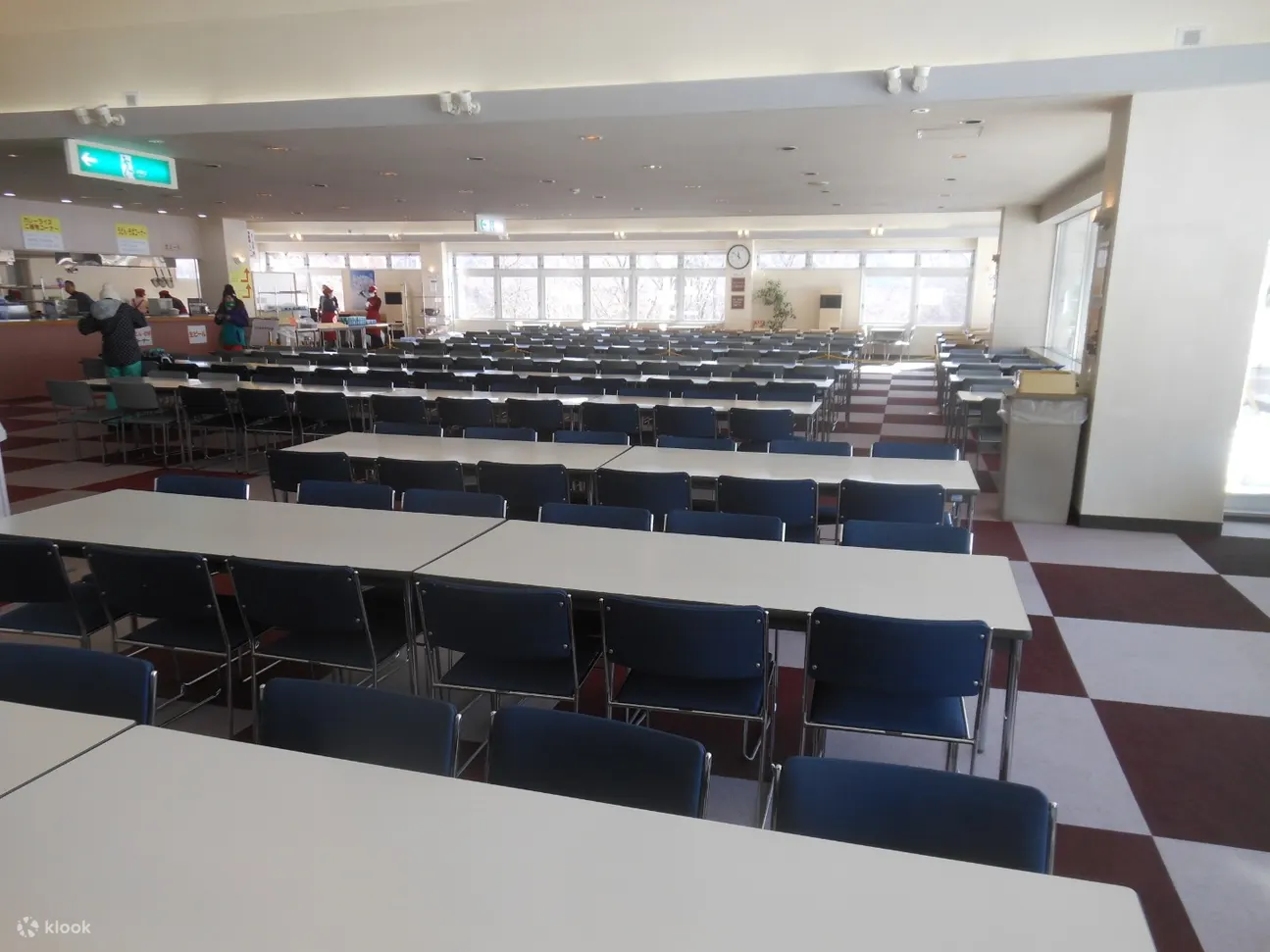 度假村食堂的餐桌
