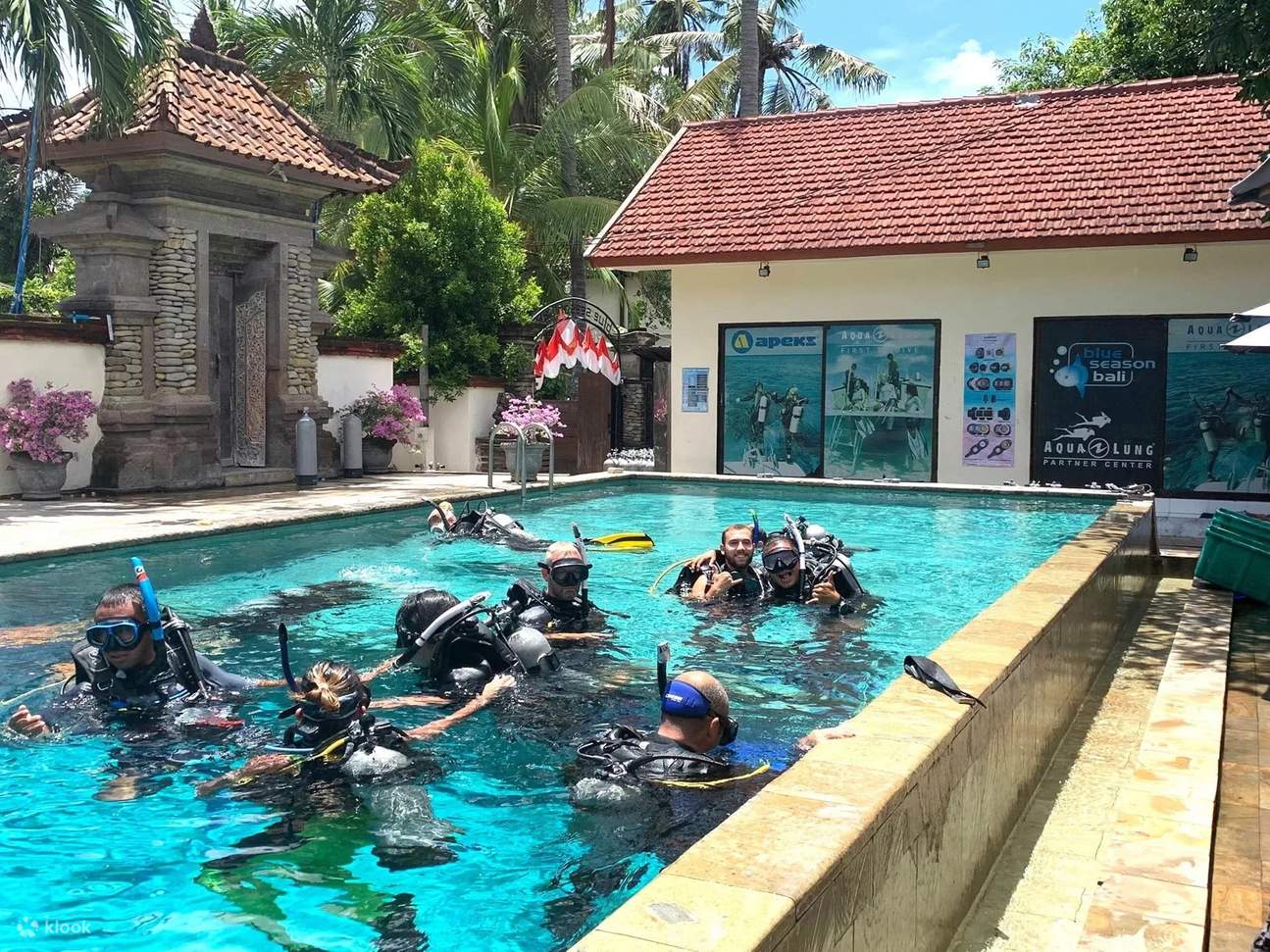 Scopri l'esperienza di immersione subacquea in piscina con il centro immersioni PADI 5 stelle