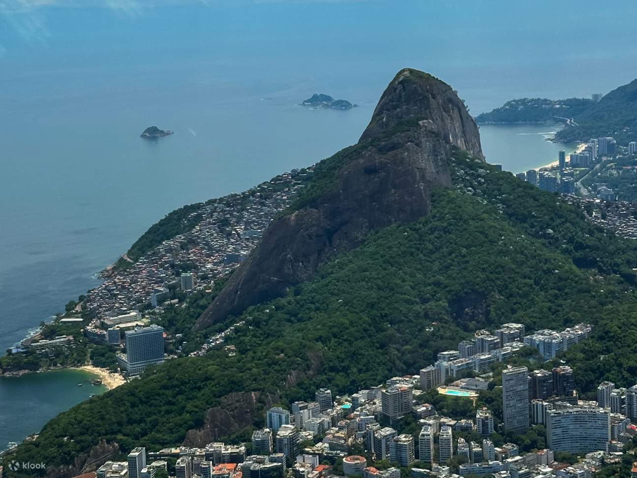 Schweben Sie über atemberaubende Berglandschaften in der Nähe von Cristo Redentor mit Panoramablick auf Rio