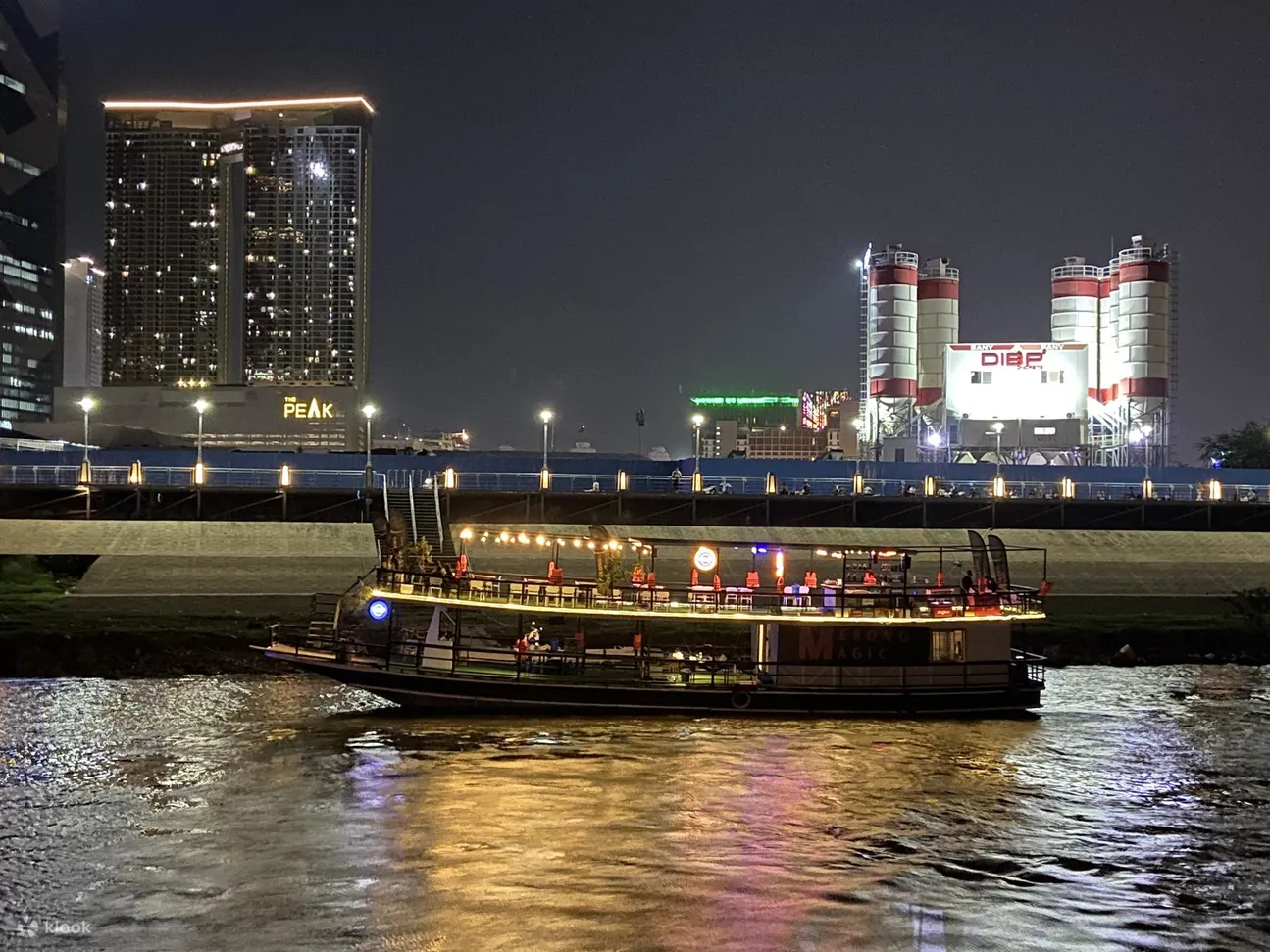 我们的船在夜色中航行，在湄公河上开辟出一条光明之路，邀请您探索它的夜间美景。