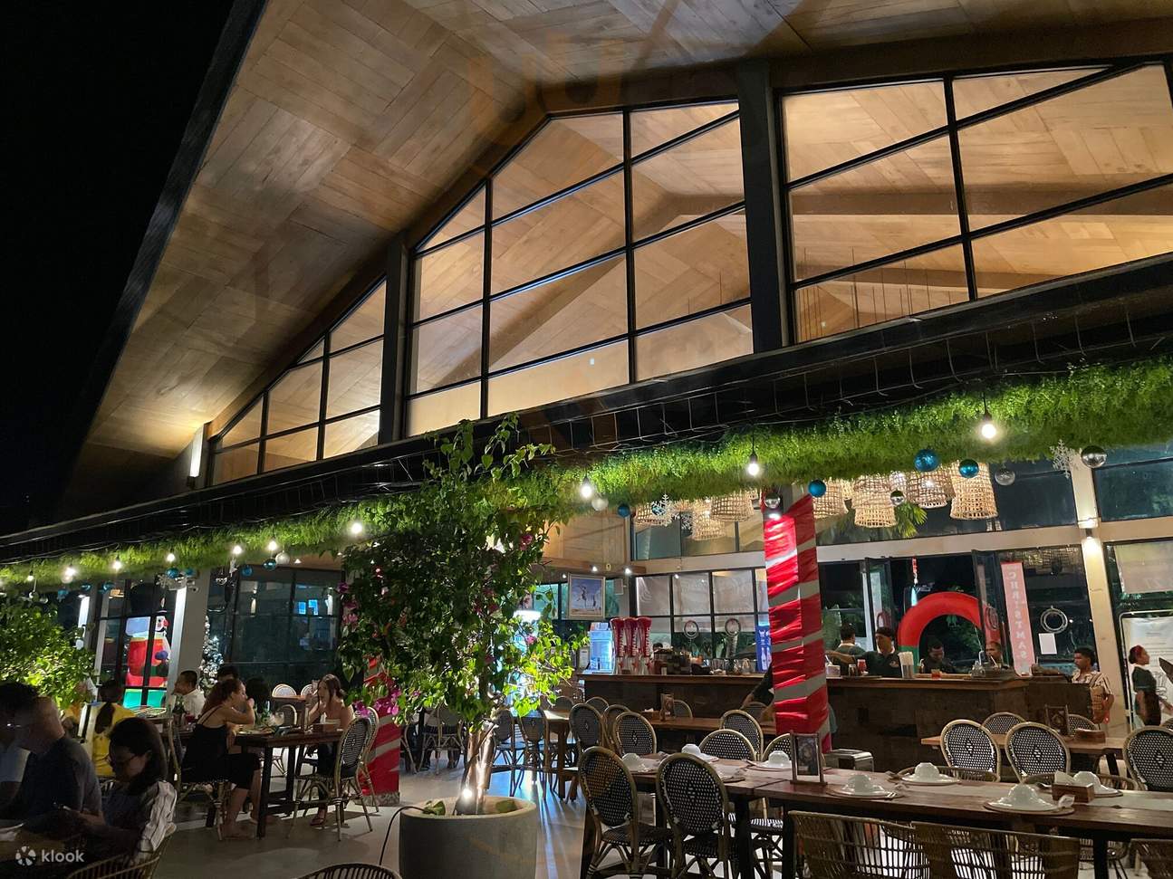 suasana restoran pada waktu malam